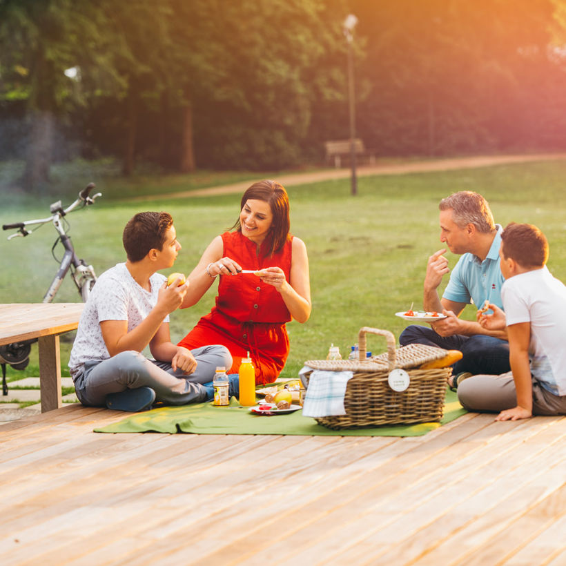 Пикник едет. Семья на пикнике. Люди на пикнике. Семья на пикнике с друзьями. Пикник на свежем воздухе.